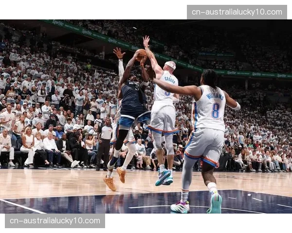 雷霆防守压迫制造失误:利用霍姆格伦护框转化快攻得分复盘 雷霆防守压迫制造失误:利用霍姆格伦护框转化快攻得分复盘